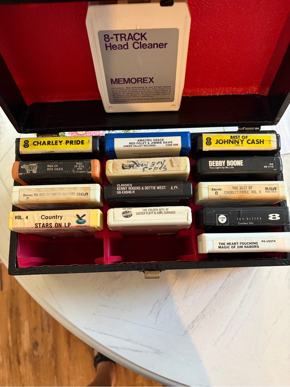 8-Track Head Cleaner in White with 8 tracks